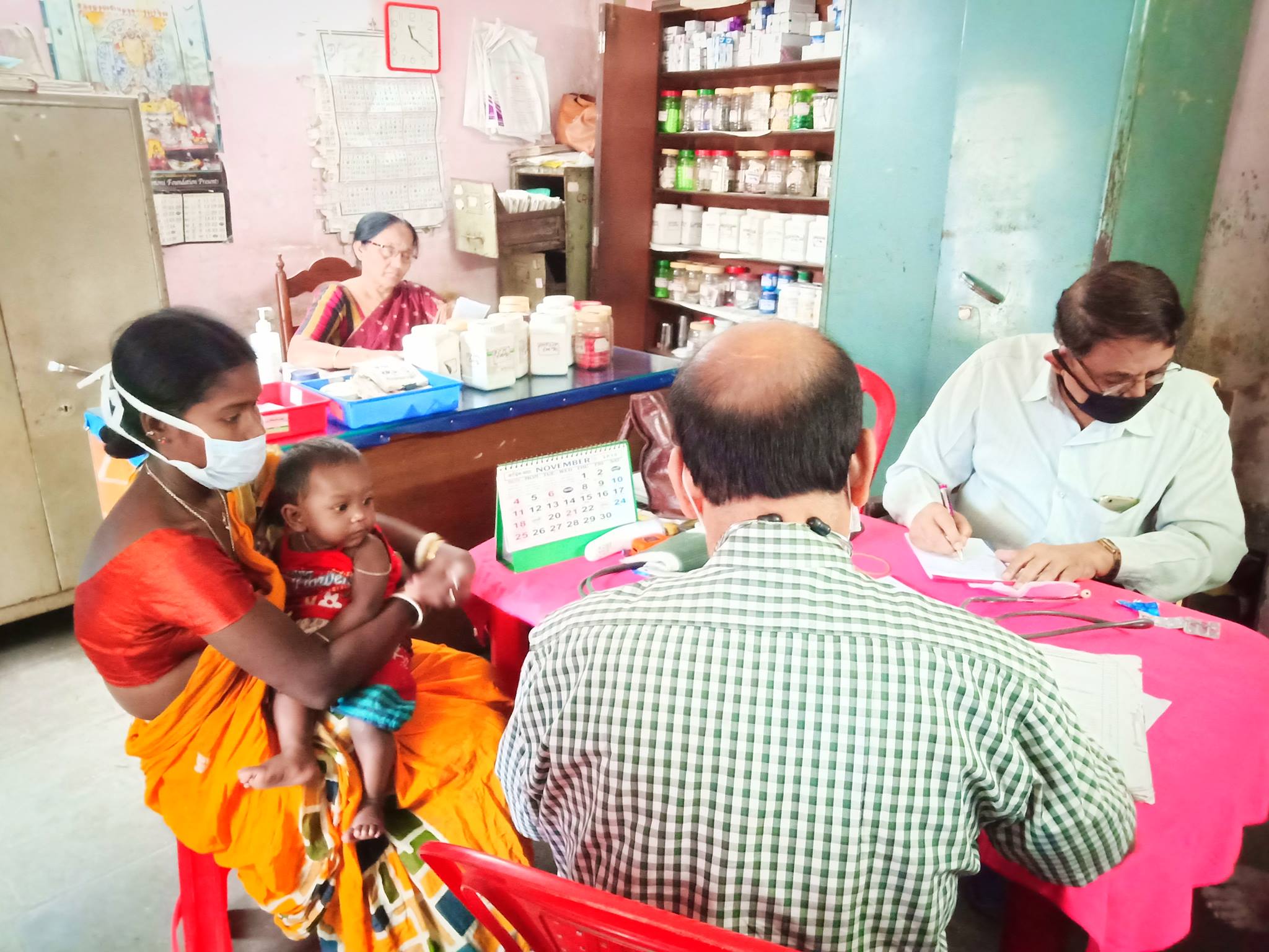 Dr. Durgu mit einer Patientin und ihrem Kind während einer Untersuchung.
